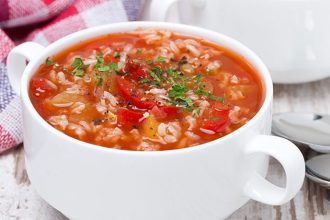 Μια θρεπτική και νόστιμη ντοματόσουπα με ρύζι