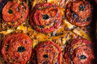 Ντομάτες γεμιστές, ζουμερές, με κουκουνάρια, σταφίδες και πολλά, πολλά μυρωδικά