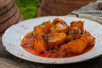 Πατάτες γιαχνί με κανέλα, δάφνη και ξερή ρίγανη