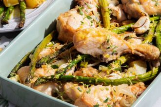 «Παϊδάκια» κοτόπουλου με αρωματικά και σπαράγγια