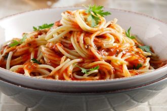 Σκορδομακάρονα με ντομάτα και τζίντζερ