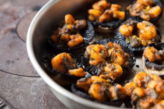 Μανιτάρια στο φούρνο γεμιστά με γαρίδες