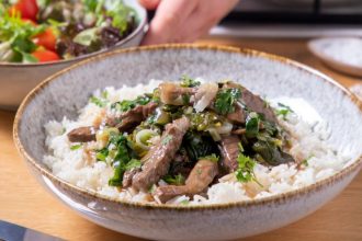 Μοσχαράκι με σπανάκι και λευκό κρασί