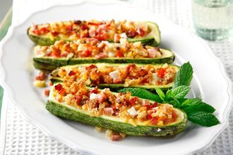 Κολοκυθάκια «παπουτσάκια» με λουκάνικο, ντομάτα και φέτα