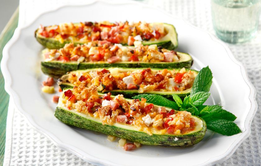 Κολοκυθάκια «παπουτσάκια» με λουκάνικο, ντομάτα και φέτα