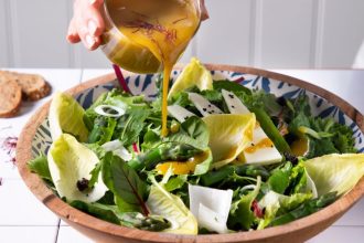 Πρασινάδες με σπαράγγια, σταφίδες και κεφαλοτύρι