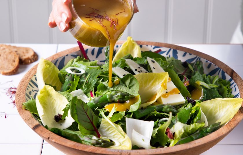 Πρασινάδες με σπαράγγια, σταφίδες και κεφαλοτύρι