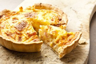 Κις λορέν με μπέικον και γραβιέρα