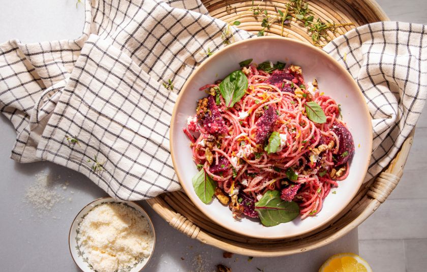 Σπαγκέτι με παντζάρια, καρύδια και φέτα