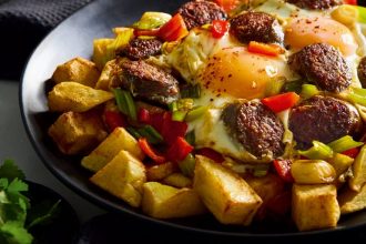 Τηγανιά με λουκάνικο, πατάτες και αυγά