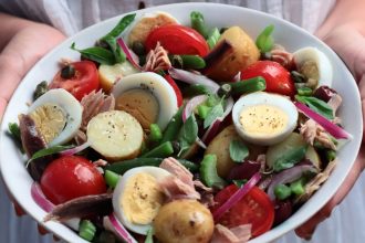 Τονοσαλάτα με πατάτες, φασολάκια και αυγά