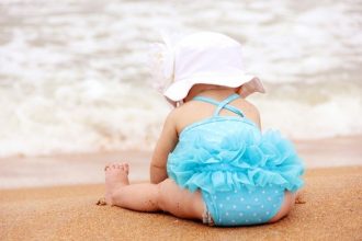 Τέσσερις συμβουλές για το πρώτο μπάνιο του μωρού στη θάλασσα