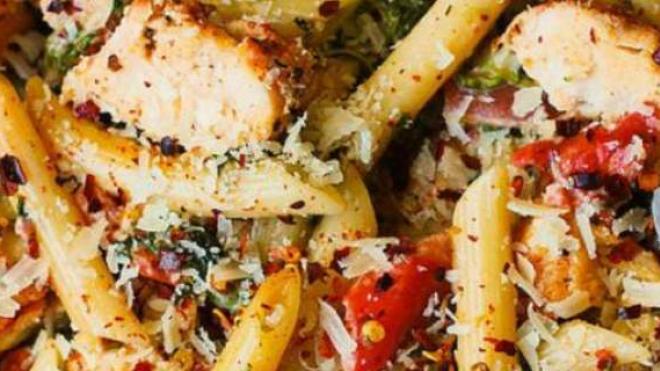 Πένες με κοτόπουλο, μπέικον, ντομάτα