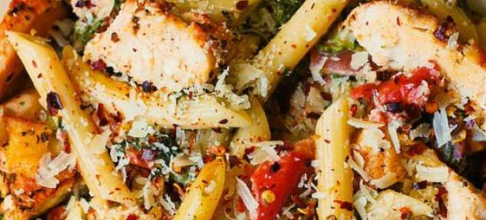 Πένες με κοτόπουλο, μπέικον, ντομάτα