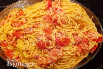 Μακαρονάδα με ψητή φέτα, ντοματίνια και τσίλι, απόλαυση!