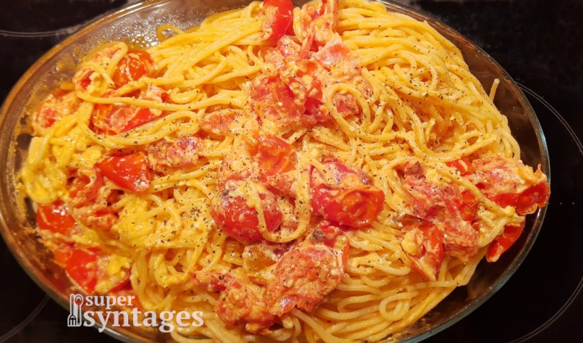 Μακαρόνια με σάλτσα από ψητή φέτα, ντοματίνια και τσίλι