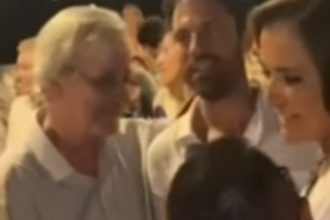 Η Ντόρα Μπακογιάννη τραγουδάει σε γλέντι με τον Κωνσταντίνο Αργυρό ΒΙΝΤΕΟ