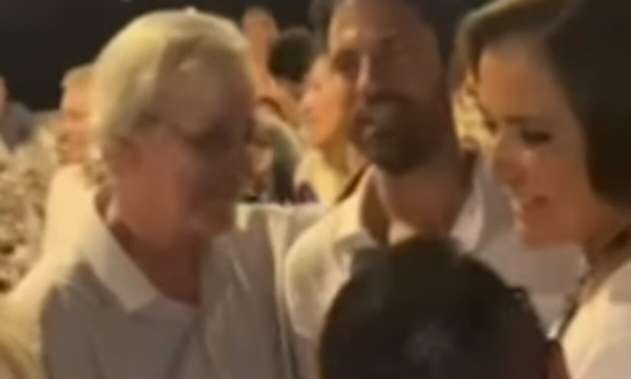 Η Ντόρα Μπακογιάννη τραγουδάει σε γλέντι με τον Κωνσταντίνο Αργυρό ΒΙΝΤΕΟ