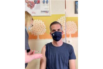 Στους… AstraZenecaνς και ο Κώστας Μπακογιάννης