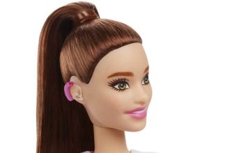 Barbie: H πρώτη κούκλα με ακουστικά βαρηκοΐας
