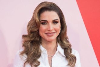 Η Βασίλισσα Rania της Ιορδανίας μάς δείχνει πώς να φορέσουμε την ανδρική βερμούδα σε επίσημη εκδήλωση