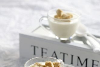 Μπαβαρουάζ γιαουρτιού με τραγανό μπισκότο με αμύγδαλο και σουσάμι