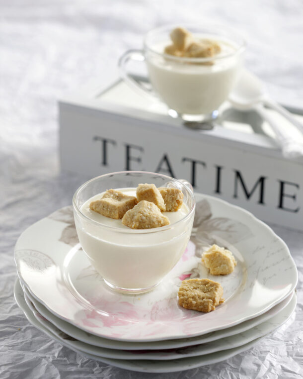 Μπαβαρουάζ γιαουρτιού με τραγανό μπισκότο με αμύγδαλο και σουσάμι