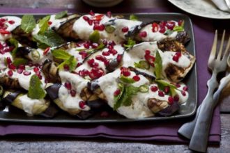 Μελιτζάνες με γιαούρτι και σπόρους ροδιού