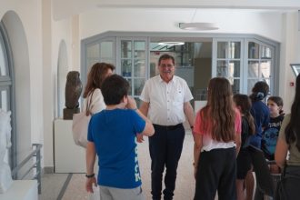 Οι μαθητές του Στρουμπείου στον Δήμαρχο Πατρέων