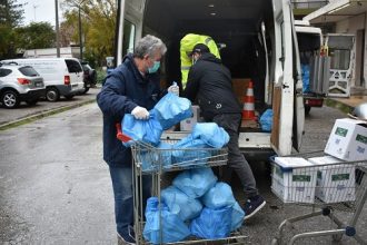 Ο Δήμος Πατρέων δίπλα στις φτωχές οικογένειες - Ξεκίνησε η διανομή τροφίμων - ΦΩΤΟ - BINTEO