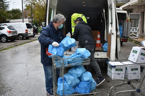 Ο Δήμος Πατρέων δίπλα στις φτωχές οικογένειες - Ξεκίνησε η διανομή τροφίμων - ΦΩΤΟ - BINTEO