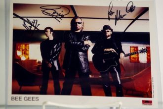 Πέθαναν δύο ντράμερ των Bee Gees, ο Κόλιν Πέτερσεν και ο Ντένις Μπάιρον