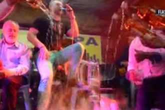 To "Just The Two of uς" ο Πατρινός τραγουδιστής που βάζει "φωτιές" στις πίστες! ΒΙΝΤΕΟ