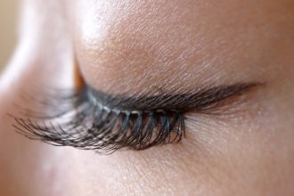 Δείτε τι μπορεί να πάθετε από τις ψεύτικες βλεφαρίδες!