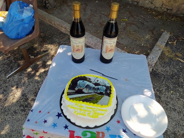 Τούρτα για τα 10 χρόνια του Προαστιακού - ΦΩΤΟ