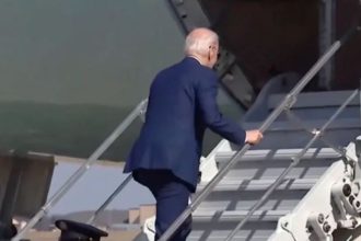 Τζο Μπάιντεν: Αθλητικά παπούτσια για να μην τρώει… τούμπες!