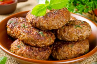 Εύκολα μπιφτέκια γαλοπούλας με γιαούρτι