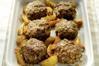 Μπιφτέκια στο φούρνο με πατάτες