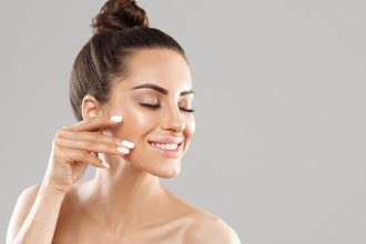 Πώς να επιλέξεις το κατάλληλο καθαριστικό προσώπου για τη δική σου επιδερμίδα