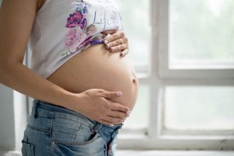 Πενταπλασιάστηκαν οι γεννήσεις από γυναίκες ηλικίας 40 και άνω μετά το 1990