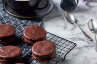 Μπισκότα γεμιστά με μαρσμέλοου, μαρμελάδα και επικάλυψη σοκολάτας