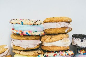 Πανεύκολο παγωτό σάντουιτς με 3 υλικά και μπισκότα