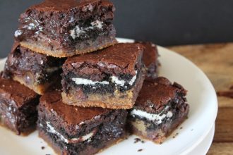 Μπάρες μπράουνις με γεμιστά μπισκότα