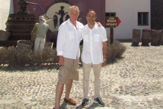 Ο Τόνι Μπλερ με βερμούδα κάνει βόλτες στη Σαντορίνη!