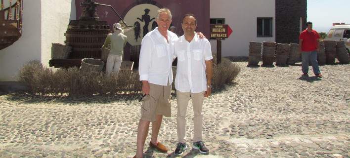 Ο Τόνι Μπλερ με βερμούδα κάνει βόλτες στη Σαντορίνη!