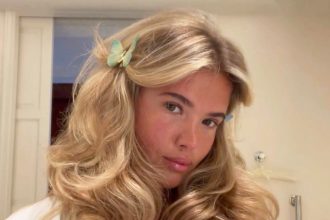 Blow-out Hair: Πώς να κάνετε τα μαλλιά σας μπούκλες με… μία κάλτσα