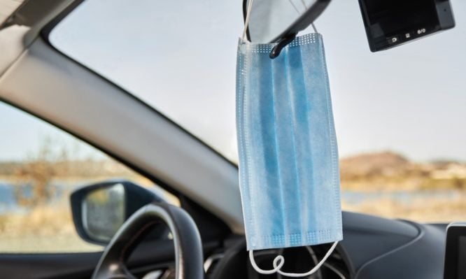 Κορονοϊός: Πώς να έχεις την μάσκα στην τσάντα ή στο αυτοκίνητο για να μείνει καθαρή