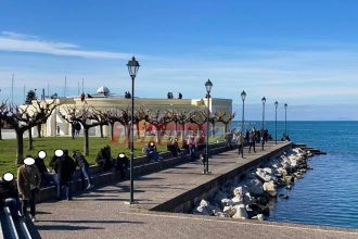 Κυριακάτικη βόλτα για τους Πατρινούς παρά το τσουχτερό κρύο και τα μέτρα... ΦΩΤΟ