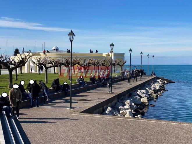 Κυριακάτικη βόλτα για τους Πατρινούς παρά το τσουχτερό κρύο και τα μέτρα... ΦΩΤΟ