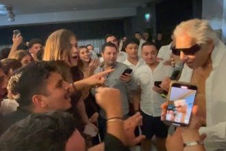 Τάσος Μπουγάς: Έγινε χαμός σε εμφάνισή του στην Αυστραλία - Του έσκισαν το πουκάμισο επί σκηνής